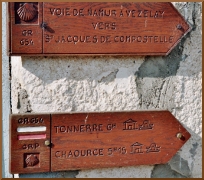 Panneaux à La Loge-aux-Chèvres sur le GR654